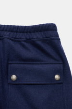 Detailaufnahme der Tom Ford Cashmere Jogpants navy aus reiner, weicher Cashmere, Perspektive von hinten oben mit elastischem Bund, geknöpftem Eingriff und aufgesetzter Gesäßtasche.