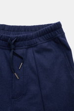 Tom Ford Cashmere Jogpants navy, Detailaufnahme von oben, elastischer Bund mit Tunnelzug, geknöpfter Eingriff, weicher Cashmere, Regular Fit, französische Taschen.
