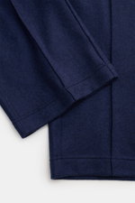 Nahaufnahme der Tom Ford Cashmere Jogpants navy aus reiner, sehr weicher Cashmere-Faser, seitlich fotografiert, Regular Fit mit elastischem Bund, geknöpftem Eingriff und Taschen.
