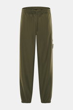 Stone Island Jogpants 'Ghost Piece' dark olive, frontale Nahaufnahme, Woll-Microfaser-Mix, tapered Fit, elastischer Bund, Taschen, tonales Kompass-Badge.