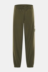 Stone Island Jogpants 'Ghost Piece' dark olive, frontale Nahaufnahme, Woll-Microfaser-Mix, tapered Fit, elastischer Bund, Taschen, tonales Kompass-Badge.