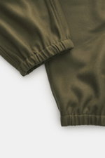 Stone Island Jogpants 'Ghost Piece' dark olive in Nahaufnahme, Detail des elastischen Saums aus Wolle und Microfaser, garment dyed, Tapered Fit