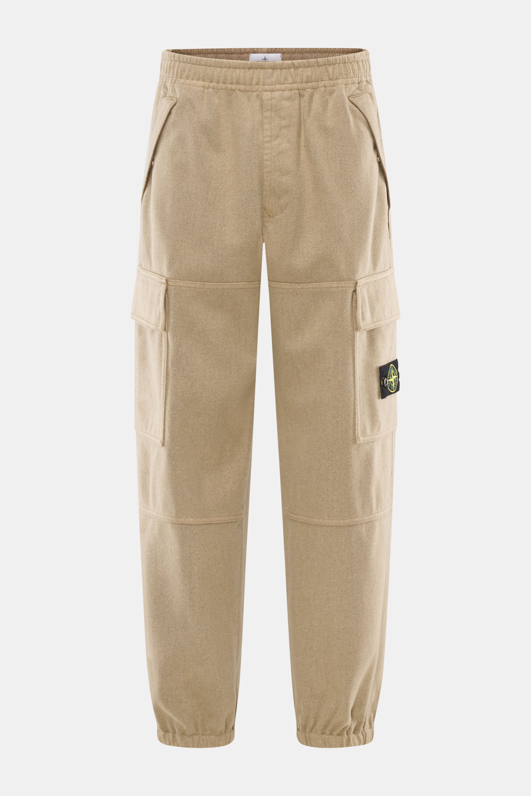 Stone Island Cargo-Jogpants beige, frontale Ansicht, elastische Bio-Baumwolle, Cargo-Taschen, Kompass-Badge, elastischer Bund, taperter Schnitt, garment dyed.