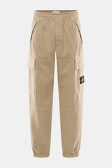 Stone Island Cargo-Jogpants beige, frontale Ansicht, elastische Bio-Baumwolle, Cargo-Taschen, Kompass-Badge, elastischer Bund, taperter Schnitt, garment dyed.