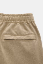 Nahaufnahme der elastischen Bund- und Gesäßtasche der Stone Island Cargo-Jogpants beige aus stückgefärbter Bio-Baumwolle mit weichem Griff.