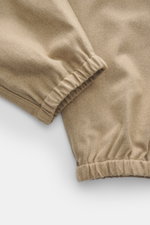 Nahaufnahme der Stone Island Cargo-Jogpants beige von vorne, Fokus auf elastischen Beinabschluss, weiche Bio-Baumwolle, Tapered Fit.