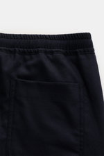 Nahaufnahme der rückwärtigen Gesäßtasche und des elastischen Bundes der 04651/ A trip in a bag Woll-Jogpants "Flannel Pants" navy aus weichem Woll-Flanell.
