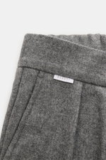 Nahaufnahme der 04651/ A trip in a bag Hose grau meliert aus Wolle-Microfaser-Mix, weicher Griff, Tapered Fit, Bund mit Label, französische Taschen.