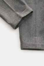 Detailaufnahme der knöchellangen, schmal zulaufenden 04651/ A trip in a bag Hose grau meliert mit weichem Woll-Microfaser-Mix, fixiertem Saumaufschlag und doppelter Bundfalte aus der Look of the Games Capsule.