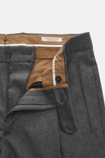 Berwich Wollhose 'Retrolong' dunkelgrau meliert, Detailaufnahme von innen mit offenem Bund, Reißverschluss, Knöpfen, Regular Fit, Wolle-Cashmere-Mix.