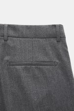 Berwich Wollhose 'Chiaia' dunkelgrau meliert, Rückansicht, reine Wolle, leicht elastisch, Tapered Fit, Leistentaschen, Bund mit Knöpfen, Saumaufschlag.