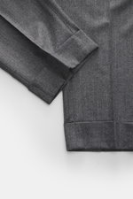 Berwich Wollhose 'Chiaia' dunkelgrau meliert, Detailaufnahme von unten, Tapered Fit aus leichter, elastischer Schurwolle mit fixiertem Saumaufschlag.