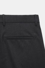 Berwich Wollhose 'Chiaia' anthrazit meliert, Detailaufnahme rückseitige Leistentasche, Bund mit Gürtelschlaufen, glatte, leicht elastische Schurwolle.