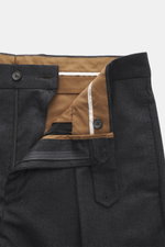 Berwich Wollhose 'Chiaia' anthrazit meliert, Detailansicht von oben, offene Hose mit Reißverschluss, Knöpfen, Bund und Innenfutter.