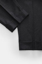 Berwich Wollhose 'Chiaia' anthrazit meliert aus leicht elastischer Schurwolle, Detailaufnahme vom Saum mit fixiertem Aufschlag im Tapered Fit.