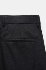 Berwich Hose 'Chiaia' anthrazit meliert, Rückansicht nah, Schurwoll-Mix, glatter Griff, Tapered Fit, Taschen, Bundknöpfe, Saumaufschlag.