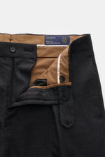 Berwich Hose 'Chiaia' anthrazit meliert, Detailaufnahme von innen mit Reißverschluss, Bundknöpfen, Knopfriegel und Zignone Bambool Label.