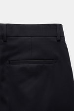 Berwich Wollhose 'Chiaia' navy, Detailaufnahme rückseitige Leistentasche, glatter Griff, reine Wolle, Tapered Fit, schmal zulaufend, Bundschlaufen.