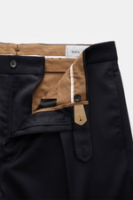 Nahaufnahme der geöffneten Bundinnenseite der Berwich Wollhose 'Chiaia' navy aus leicht elastischer, reiner Wolle mit Tapered Fit und Knopfverschluss.