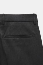 Berwich Wollhose 'Chiaia' anthrazit meliert, Detailaufnahme von hinten, glatter Griff, Leistentasche, Bund mit Schlaufen, reine Wolle, Tapered Fit.