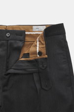 Berwich Wollhose 'Chiaia' anthrazit meliert aus leichter, elastischer Schurwolle, nah fotografiert von vorn mit offenem Bund und Knopfdetails.