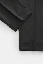 Berwich Wollhose 'Chiaia' anthrazit meliert, Detailaufnahme vom Beinende mit fixiertem Saumaufschlag, glattem Griff, leicht elastischer Schurwolle.