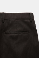 Berwich Wollhose 'Chiaia' dunkelbraun meliert, Nahaufnahme von Bund und Leistentasche, reine Wolle, Tapered Fit, schmal zulaufend, fixierter Saum.