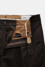 Berwich Wollhose 'Chiaia' dunkelbraun meliert, Detailaufnahme von innen mit Reißverschluss, Bundknöpfen, Tapered Fit, reine Wolle, glatter Griff.