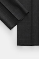 Close-up front view of Berwich Wool pants 'Retrolong' anthracite checkered, showing pure wool twill fabric with subtle Prince of Wales pattern and open hem.

Description: <p>The cotton pants 'Retrolong' by BERWICH impress with a casual regular fit, made f