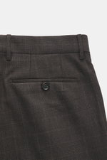 Close-up rear view of Berwich Wool pants 'Retrolong' dark brown checkered showing piped welt pocket, belt loops, and button detail.

Description: <p>The cotton pants 'Retrolong' by BERWICH impress with a casual regular fit, made from pure wool and stylish