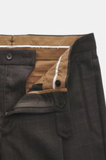 Berwich Wool pants 'Retrolong' dark brown checkered, close-up front view showing zipper, button, waistband, and fine wool fabric with check pattern.

<p>The cotton pants 'Retrolong' by BERWICH impress with a casual regular fit, made from pure wool and sty