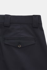 Berwich Wollhose 'Lucano' navy, Detailansicht von hinten oben, reine Schurwolle, Regular Fit, gerader Schnitt, glatter Griff, Reißverschluss und Bundhaken, doppelte Bundfalte, Taschen in der Seitennaht, paspelierte Gesäßtasche mit geknöpfter Patte, leicht