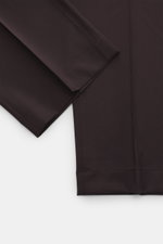 Berwich Wollhose 'Lucano' dunkelviolett, Nahaufnahme von Hose und Bein aus glatter, leichter Schurwolle, Regular Fit, gerader Schnitt, Reißverschluss, Bundhaken, doppelte Bundfalte, Taschen in Seitennaht, paspelierte Gesäßtasche mit geknöpfter Patte.