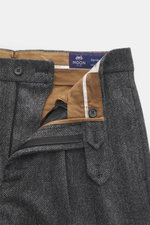 Close-up front view of Berwich Merino Wool Pants 'Negroni' dark grey patterned with open zipper, button, and inner beige lining.

<p>The wool pants 'Negroni' by BERWICH are made from pure wool fabric in a herringbone pattern, which is perfect for British-