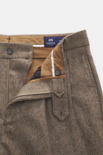 Berwich Merino Wool Pants 'Negroni' brown patterned shown close-up from top front, made of pure wool herringbone, regular fit, zipper, button tab.