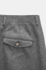 Nahaufnahme der Rückseite der Santaniello Wollhose 'Camerota' grau meliert aus reiner Wolle mit geknöpfter Gesäßtasche, fixiertem Saumaufschlag, französischen Taschen und Bundschlaufen, fotografiert von schräg oben.