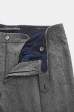 Santaniello Wollhose 'Camerota' grau meliert, Detailansicht von oben, aus reiner Wolle, Regular Fit, mit Bundfalten, Reißverschluss, Knöpfen, Saumaufschlag.