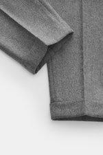 Santaniello Wollhose 'Camerota' grau meliert aus weicher reiner Wolle, Nahaufnahme Saum und Bundfalten, Regular Fit, Retro-Style.