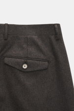 Santaniello Wollhose 'Camerota' anthrazit meliert, Detailaufnahme von hinten oben, reine Wolle, weicher Griff, Regular Fit, geknöpfte Gesäßtasche.