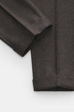 Nahaufnahme der Santaniello Wollhose 'Camerota' anthrazit meliert, seitlich fotografiert, zeigt weichen Griff, fixierten Saumaufschlag, Bundfalte und Taschen.