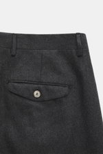 Santaniello Wollhose 'Camerota' dunkelgrau meliert, Detailaufnahme von hinten, reine Wolle, Bundfalten, geknöpfte Gesäßtasche, Regular Fit.