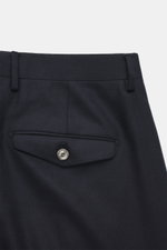 Santaniello Wollhose 'Camerota' navy aus weicher reiner Wolle, Detailaufnahme Rückansicht mit geknöpfter Gesäßtasche, Regular Fit, Bundfalte, Saumaufschlag.