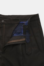 Nahaufnahme der geöffneten Taille der Santaniello Wollhose 'Arsenio' dunkelbraun meliert, Twill aus Wolle mit Cashmere, sehr weicher Griff, Tapered Fit, reguläre Oberschenkelweite, knöchellang, schmal zulaufend, Reißverschluss und Bundknöpfe, einfache Bun