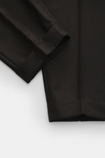 Santaniello Wollhose 'Arsenio' dunkelbraun meliert, Detailaufnahme von unten schräg, Twill aus Wolle mit Cashmere, weicher Griff, tapered Fit, knöchellang, schmal zulaufend, Bundaufschlag fixiert.