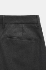 Santaniello Wollhose 'Arsenio' dunkelgrau meliert, Detailansicht von hinten oben, Twill aus Wolle mit Cashmere, paspelierte Taschen, Tapered Fit.
