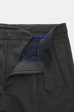 Nahaufnahme aus schräger Vogelperspektive der Santaniello Wollhose 'Arsenio' dunkelgrau meliert mit Twill aus Wolle und Cashmere, sehr weichem Griff, Tapered Fit, regulärer Oberschenkelweite, knöchellang, schmal zulaufend, Reißverschluss, Bundknöpfen, ein