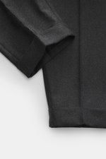 Nahaufnahme der Santaniello Wollhose 'Arsenio' dunkelgrau meliert, schmal zulaufend, knöchellang, mit fixiertem Saumaufschlag, aus weichem Twill mit Cashmere.