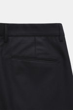 Santaniello Wollhose 'Arsenio' navy, Detailansicht von hinten, Twill aus Wolle mit Cashmere, weicher Griff, paspelierte Taschen, Tapered Fit.