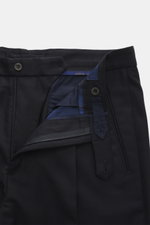 Nahaufnahme der offenen Taille der Santaniello Wollhose 'Arsenio' navy, fotografiert von oben, Twill aus Wolle mit Cashmere, sehr weicher Griff, Tapered Fit, reguläre Oberschenkelweite, knöchellang, schmal zulaufend, Reißverschluss und Bundknöpfe, einfach
