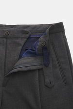 Detailansicht der geöffneten Santaniello Wollhose 'Arsenio' dunkelgrau mit Reißverschluss, Bundknopf, paspelierten Taschen, aus reiner Wolle, glattem Griff.